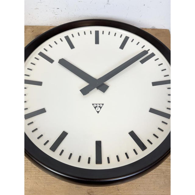 Large Industrial Bakelite Factory Wall Clock from Pragotron, 1960s For Sale - Image 14 of 18