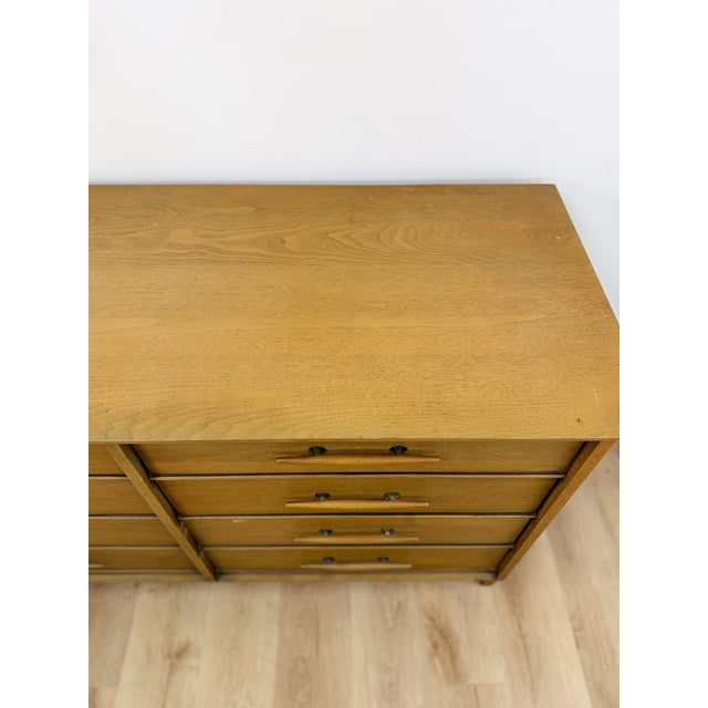 Mid-Century Modern Vintage Davis Cabinet Co MCM Atomic 8 Drawer Dresser With Wood Pulls Clean Lines For Sale - Image 3 of 15