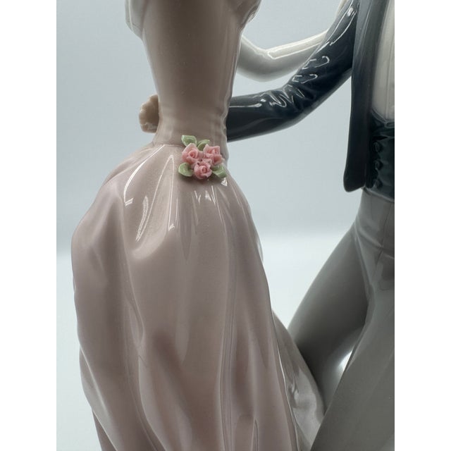 Late 20th Century Vintage Lladró "Anniversary Waltz" Porcelain Figurine No. 1372 by Antonio Ballester For Sale - Image 5 of 7
