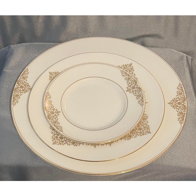 Wedgwood 1990s Wedgwood Bone China Vera Wang Empress Jewel Dinner Set- 5 Pieces For Sale - Image 4 of 12