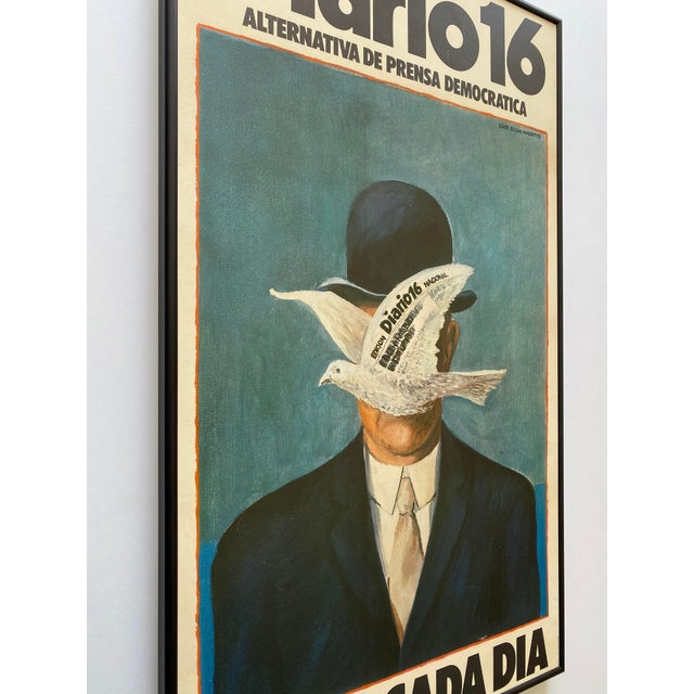 Teal Reinhard Gade " Diario 16 : Alternativa De Prensa Democratica " Vintage 1979 Surrealist Lithograph Print Framed Spain Democracy Political Poster For Sale - Image 8 of 14