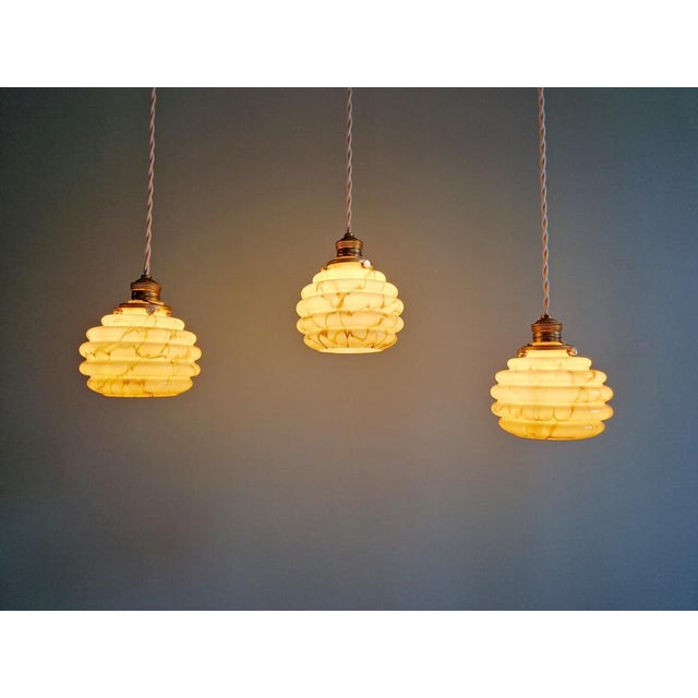 Art Deco Pendant Light in Marbled Opaline and Uranium Glass from Scailmont, Belgium, 1920s-1930s For Sale - Image 11 of 18