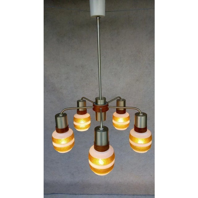 Very well preserved retro vintage luster. Gold-colored holder with wooden accessories. 5 light elements made or white opal...