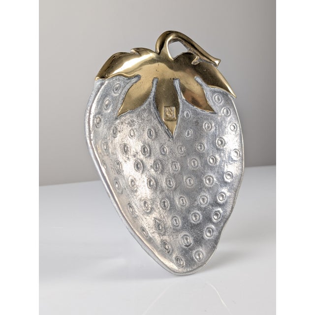 This strawberry-shaped tray was designed by David Marshall in Spain in the 1970s. The piece combines a cast aluminum body...