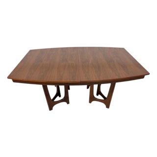 Mid-Century Modern Young Manufacturing Walnut Dining Table For Sale