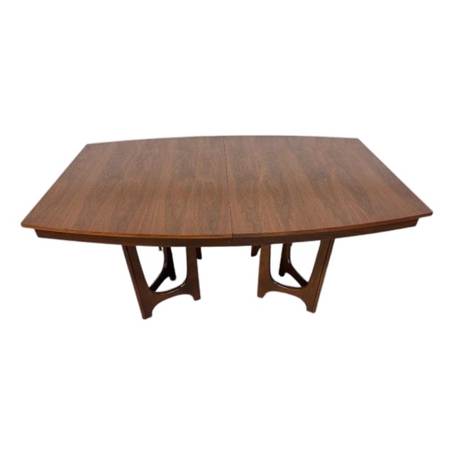 Mid-Century Modern Young Manufacturing Walnut Dining Table For Sale