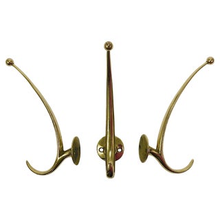 Mid-Century Curved Brass Wall Coat Hooks from Werkstätte Hagenauer Wien, 1950s, Set of 2 For Sale