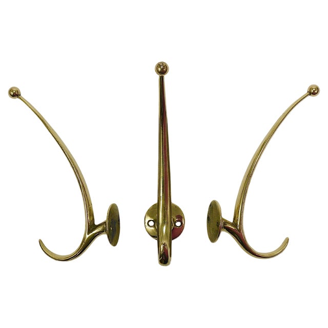 Mid-Century Curved Brass Wall Coat Hooks from Werkstätte Hagenauer Wien, 1950s, Set of 2 For Sale