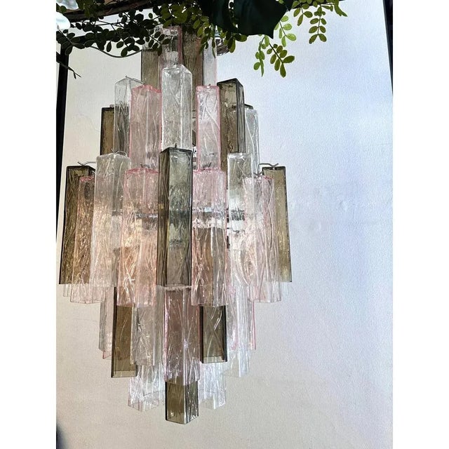 Mid-Century Modern Pink and Fumè Squared Bark Murano Glass Chandelier by Simoeng For Sale - Image 3 of 7