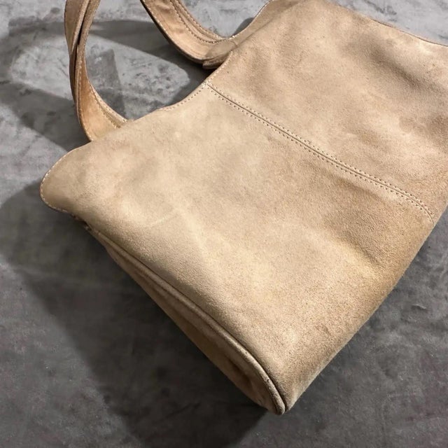 A Luxury 1960s Light Brown Suede Leather Italian Hand-Bag For Sale - Image 4 of 13