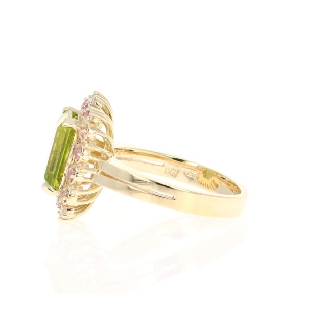 3.68 Carat Peridot Sapphire Diamond 14 Karat Yellow Gold Ring, size 7 For Sale - Image 4 of 6