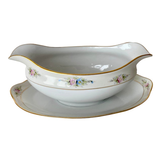 Early 20th Century Noritake Sedan Gravy Boat Attached Underplate Nippon Hand Painted M Wreath Excellent Condition For Sale
