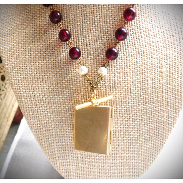 Vintage Gold Locket, Four Photo, Wine and Pearl Bead Chain, Toggle Bar, Oval Bezeled Pearl For Sale In New York - Image 6 of 14