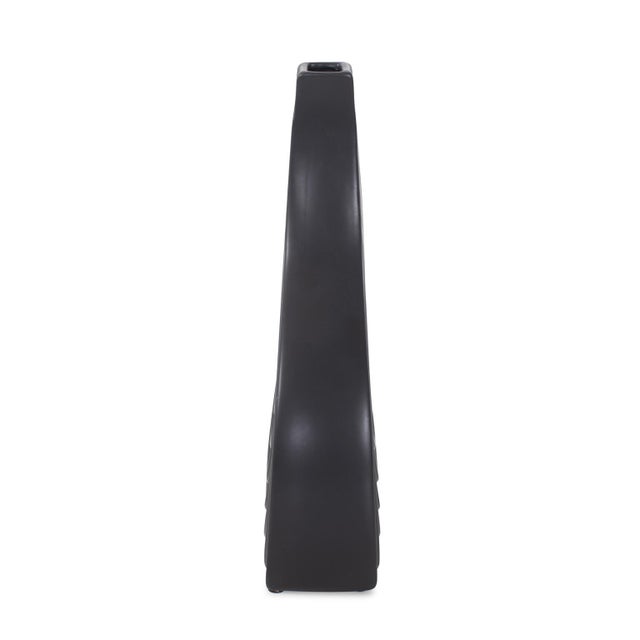 This vase caters to various design needs. Its unique ribbed and tapered design mimics the delicate layers of an onion,...