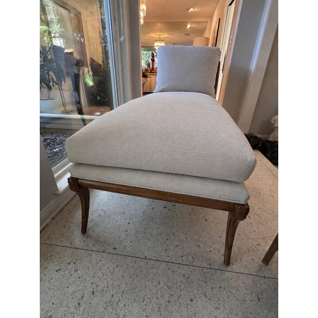 Late 20th Century Vintage Walnut Klismos Chaise Lounge in Textured Cream Upholstery For Sale - Image 5 of 8