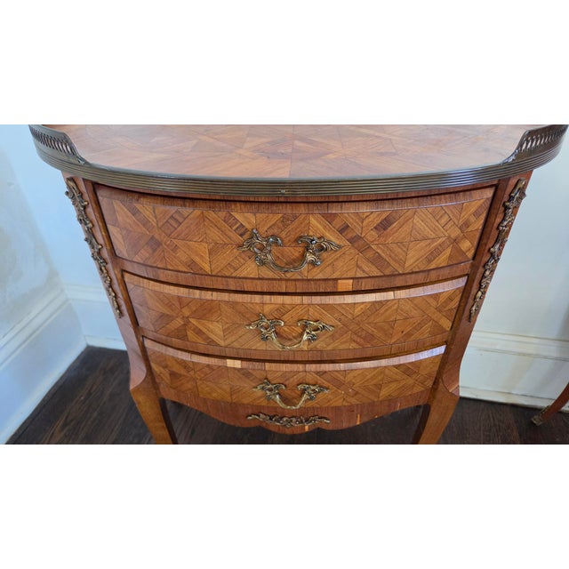 Late 20th Century Italian Louis XV–Style Parquetry Three-Drawer Nightstands by Fratelli Romanò — A Pair For Sale - Image 4 of 18