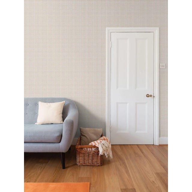 2020s Austen Gingham Small Check Traditional Wallpaper – Linen Tan Double Roll For Sale - Image 5 of 7
