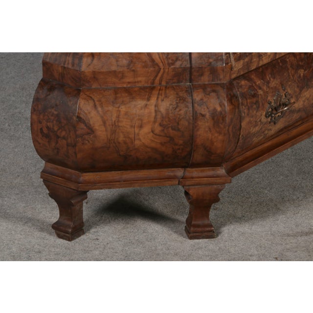 Small Antique Dutch Baroque Display Cabinet in Walnut, 1900s For Sale - Image 17 of 18