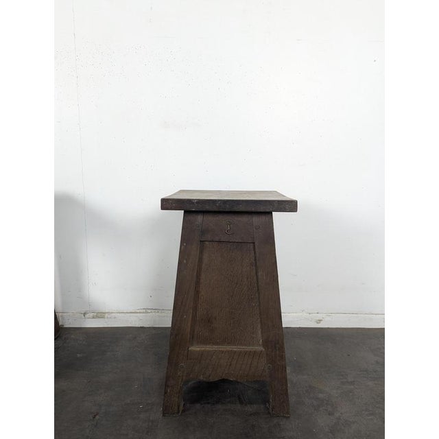 Pyramidal Oak Chest-Shaped Side Table, 1940s, in Very Good conditions. Designed 1920 to 1949