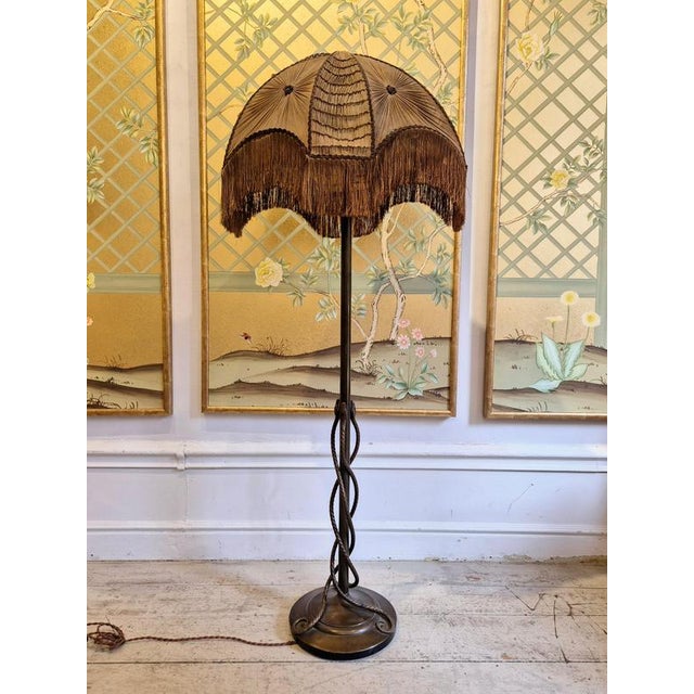 Exquisite workmanship behind this bronze Floor Lamp, with decor of three entwined serpents / snakes. Lovely details....