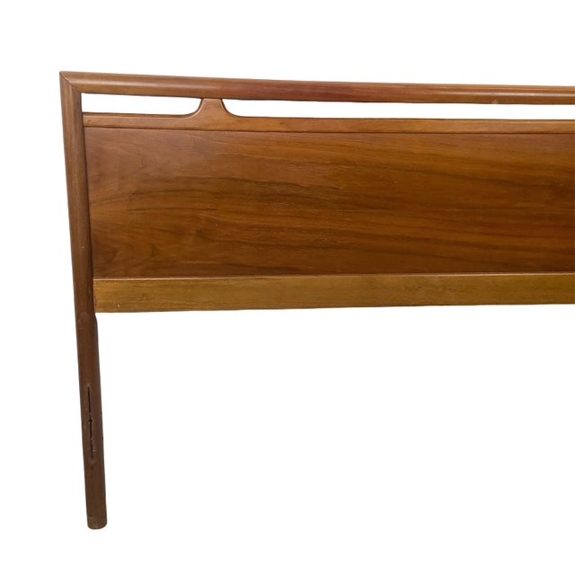 There’s an understated confidence to this walnut headboard that makes it easy to love. A single, grain-forward face panel...