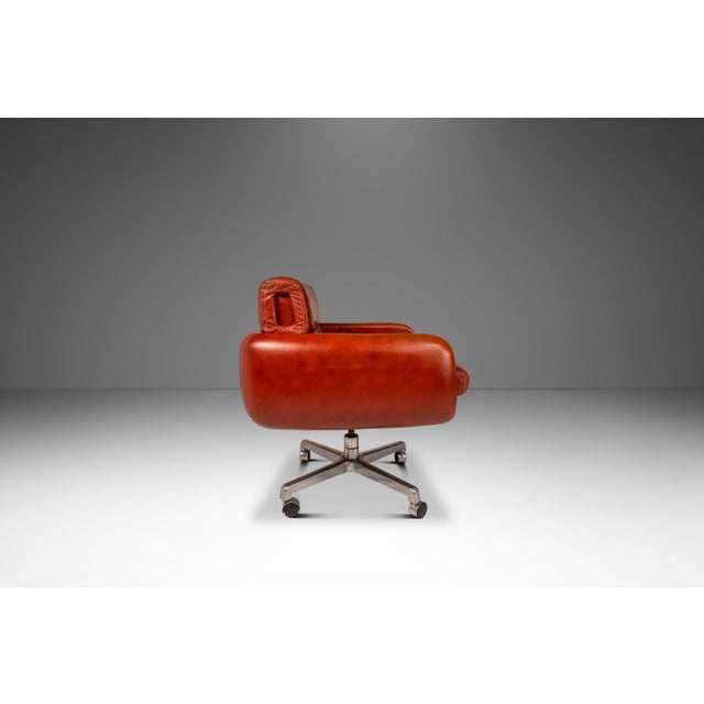1970s Rare Set of Two (2) Swivel Lounge Chairs in Leather by Frank Doerner for Doerner Faultless Limited Release for John Stuart, Usa, C. 1970s For Sale - Image 5 of 18