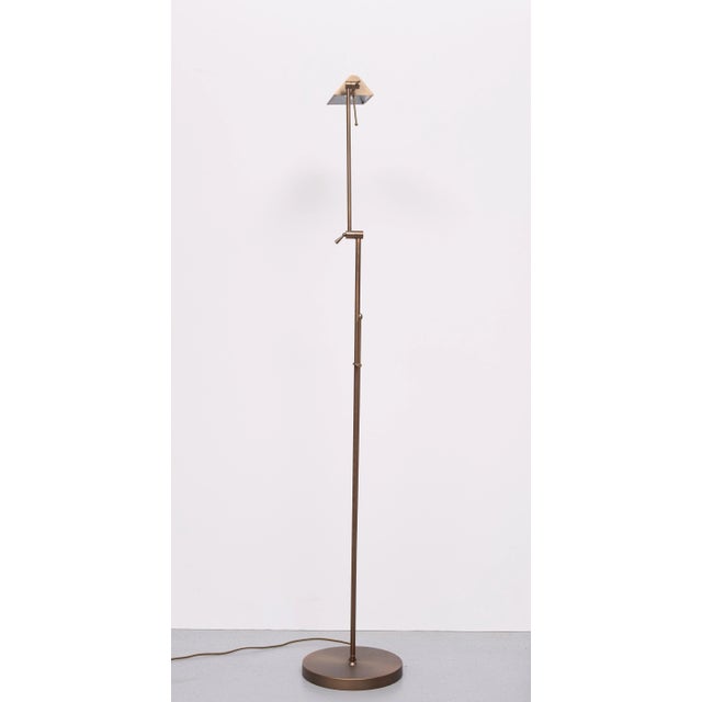 Very nice Bronze color floor lamp . comes with a built in dimmer .easy to use . normal Large E 27 bulb needed ....
