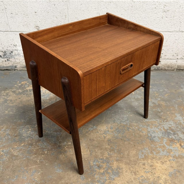 Mid-Century Modern Pair of Danish Modern Teak Nightstands or Bed Side Tables, Circa 1960s For Sale - Image 3 of 7