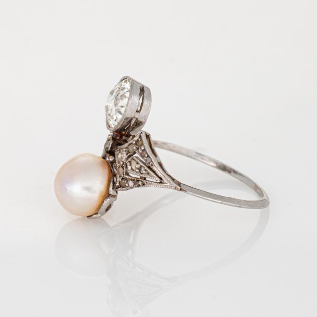 1910s Antique Edwardian Ring 0.80ct Diamond Pearl Sz 6 Moi Et Toi Platinum Jewelry For Sale - Image 5 of 6