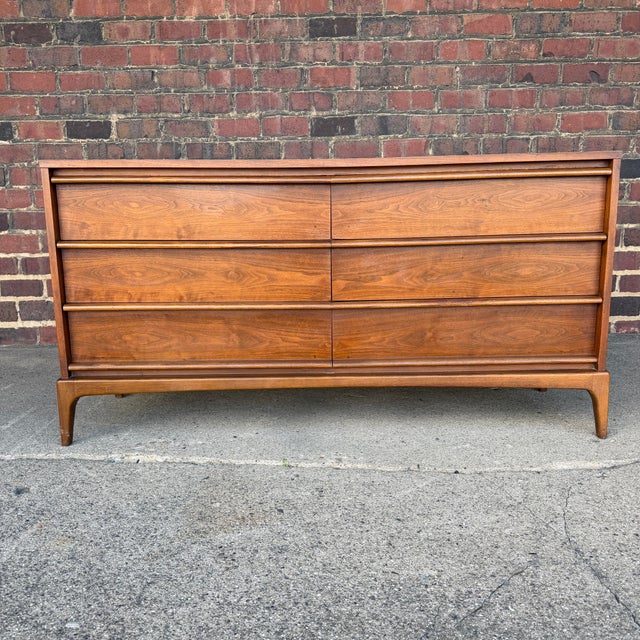 This is a 6-drawer lowboy dresser made by Lane Furniture for their Rhythm collection. It features clean simple lines, with...
