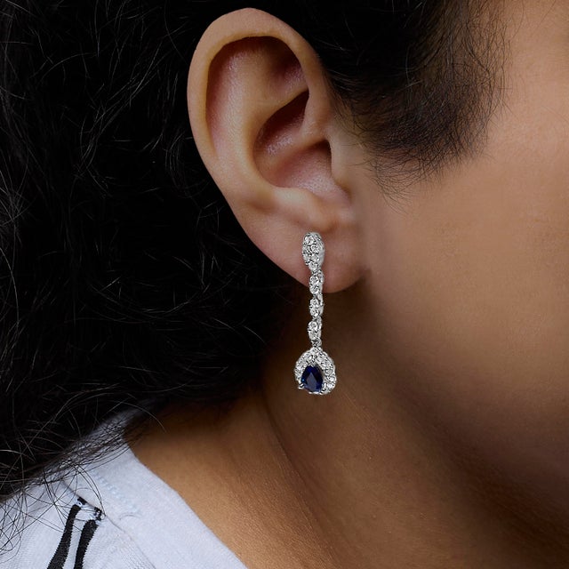 Haus of Brilliance 18K White Gold 1 3/5 Cttw Diamond and 7X5 MM Pear Shaped Blue Sapphire 1 1/3 Inch Drop and Dangle Halo Earrings (G-H Color, VS1-VS2 Clarity) For Sale - Image 4 of 5