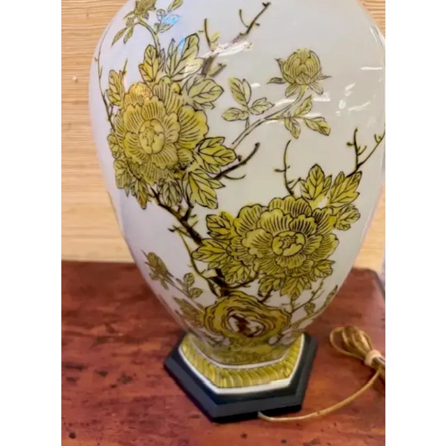 Ceramic Mid Century Porcelain Asian Chinoiserie Lamp - Attributed to Marbro Lamp Company, Yellow Imari Pattern For Sale - Image 7 of 8