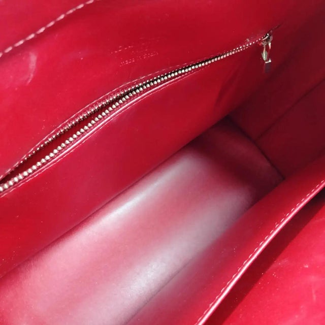 2000 - 2009 A 2001 Louis Vuitton Red Vernis Patent Leather Houston Tote Bag For Sale - Image 5 of 14