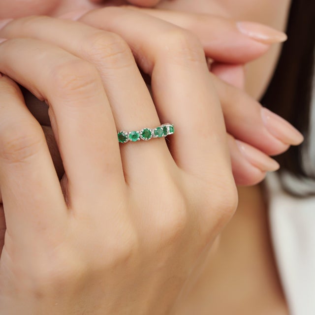 Modern Belle Round Cut Natural Emerald Half Eternity Band Ring Size 7 For Sale - Image 10 of 14