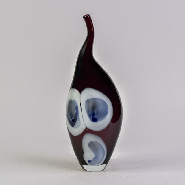 Abstract Signed 1990s D’Este & Zane Art Glass Vase in Dark Aubergine With Blue + White Spots For Sale - Image 3 of 9