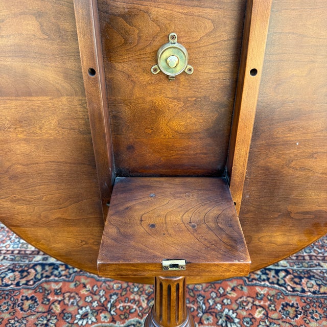 1970s Statton Oxford Cherry Traditional Queen Anne Style Tilt-Top Side or Accent Table For Sale In Philadelphia - Image 6 of 14