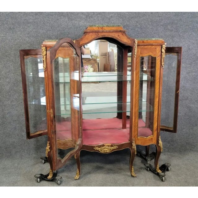 Early 19th Century Antique Louis XVI Style French Vitrine With 3 Glass Doors For Sale - Image 5 of 6