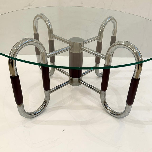 Roberto Gabetti and Aimaro Isola attributed round cocktail table. Chrome plated steel, mahogany and glass top.
