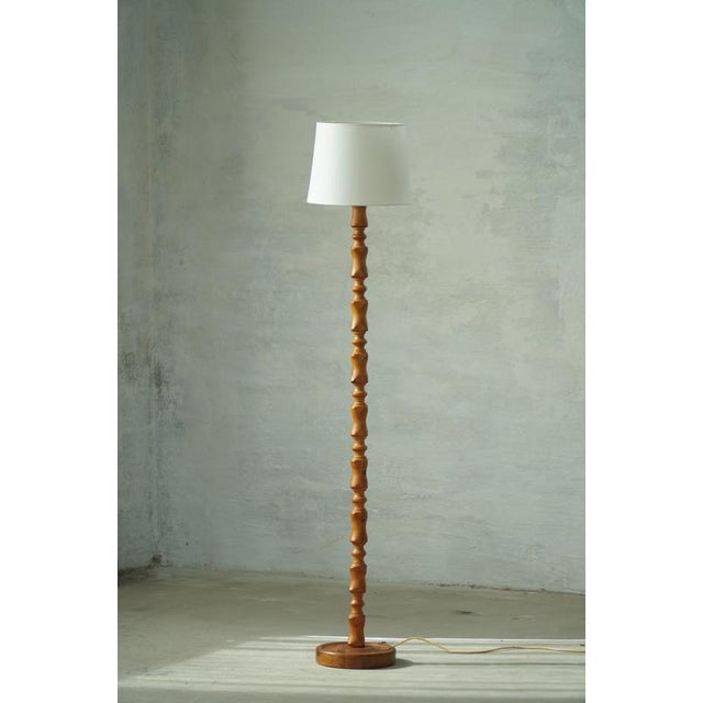 1970s Scandinavian Modern Sculptural Turned Pine Floor Lamp, Denmark, 1970s For Sale - Image 5 of 14
