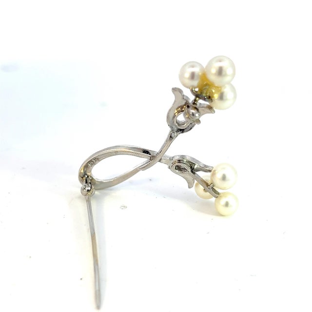 Mikimoto Estate Akoya Pearl Brooch Pin 5.60 mm 4.6 Grams M351 This elegant Authentic Mikimoto Estate sterling silver...