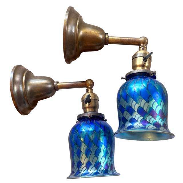 Art Nouveau 1970s Signed Orient and Flume Pulled Feather Pattern Art Glass Shades on Old Brass Sconces, Original Patina - Set of 4 For Sale - Image 3 of 8