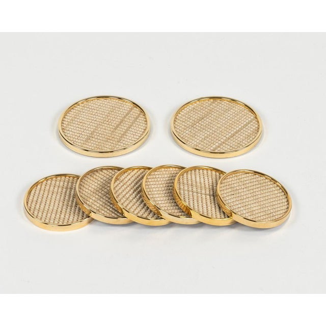 Midcentury beautiful set of 8 round coasters in brass and rope. Made in Italy in the 1970s. Dimensions: - 6 small size for...