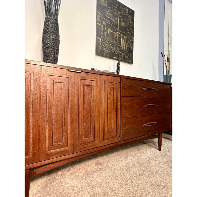 Mid-Century Modern Vintage Walnut Console Credenza Sculptra by Broyhill, Attributed For Sale - Image 3 of 6