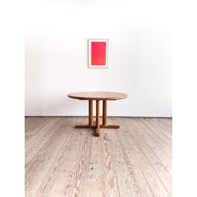 Dyrlund Sculptural Round Extendable Dining Table from Dyrlund For Sale - Image 4 of 18