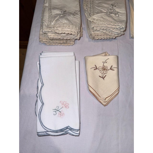 American 1970s Embroidered Fabric Dinner Napkins (2 Sets of 12 Beige) & 6 White Napkins - 30pcs For Sale - Image 3 of 10