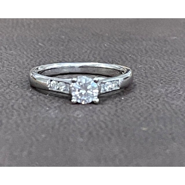 2010s 0.75 Carat Diamond Traditional Ring/Band 14 Karat White Gold For Sale - Image 5 of 18