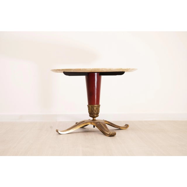 An elegant coffee table in the style of Paolo Buffa from the 1950s, it embodies the excellence of postwar Italian design....