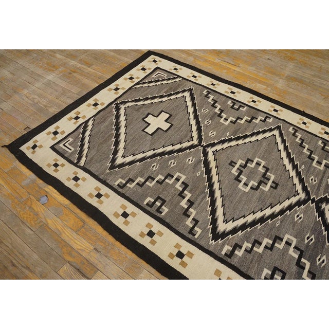 American 1930s Gray Geometric Antique American Navajo Rug 4'8'' X 7'9'' Flat Weave Wool Carpet For Sale - Image 3 of 12