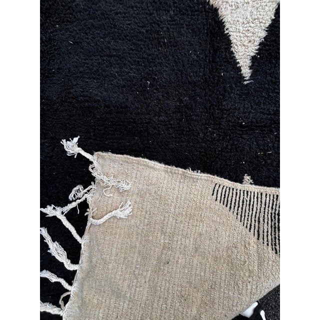 Origin: Morocco – Middle Atlas (Mrirt region) Material: 100% Natural Wool Technique: Hand-knotted (traditional Mrirt...