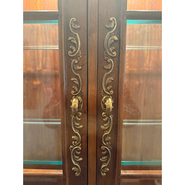 Vintage 1975 Henredon Bombe China Cabinet / Display Hu For Sale - Image 9 of 12